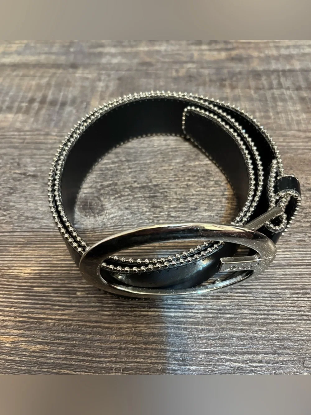 Guess elt Silver Oval Buckle Beaded Edge Trim Women’s Size Small